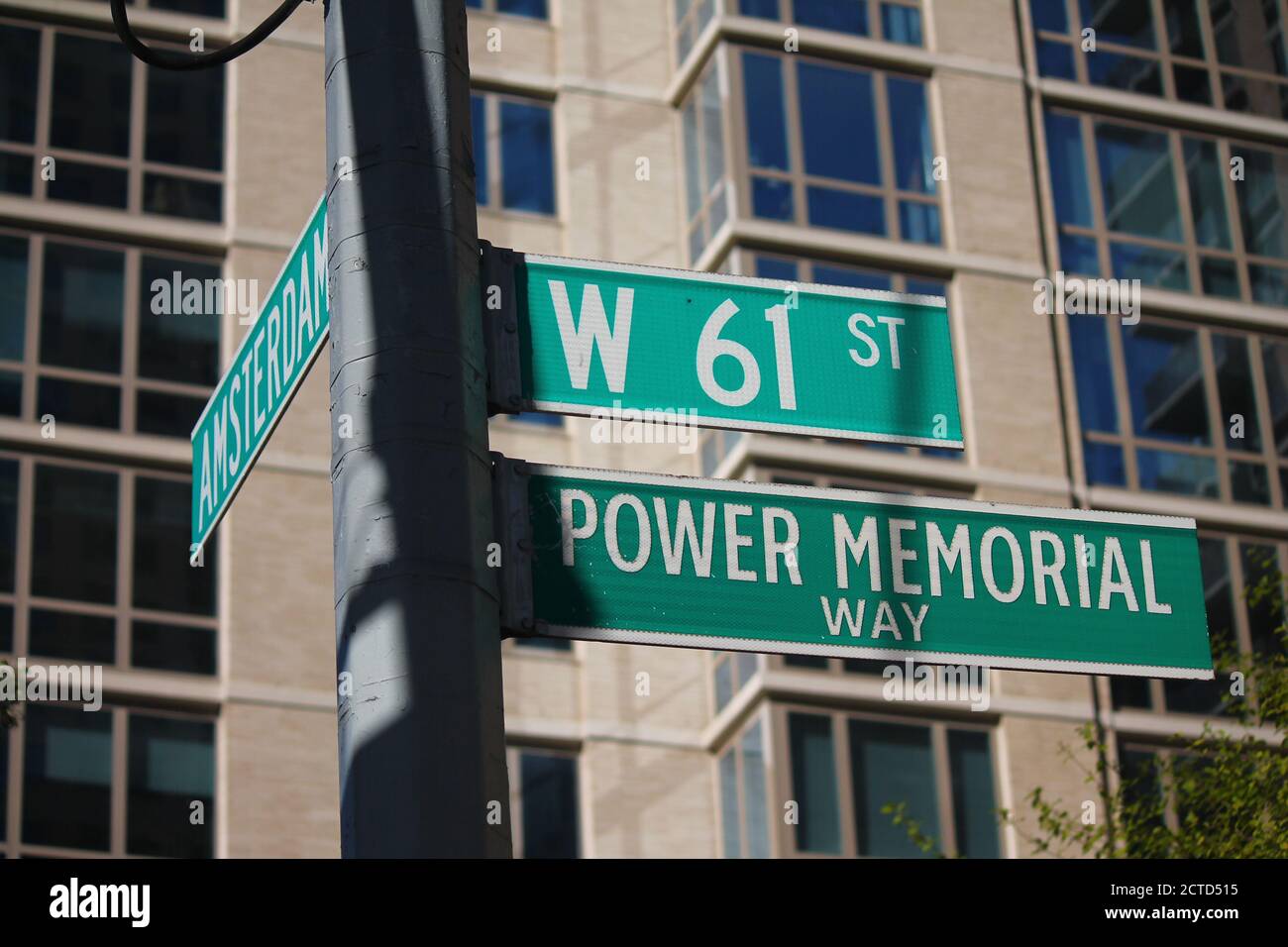 West 61st Street ann Power Memorial Way señal Foto de stock