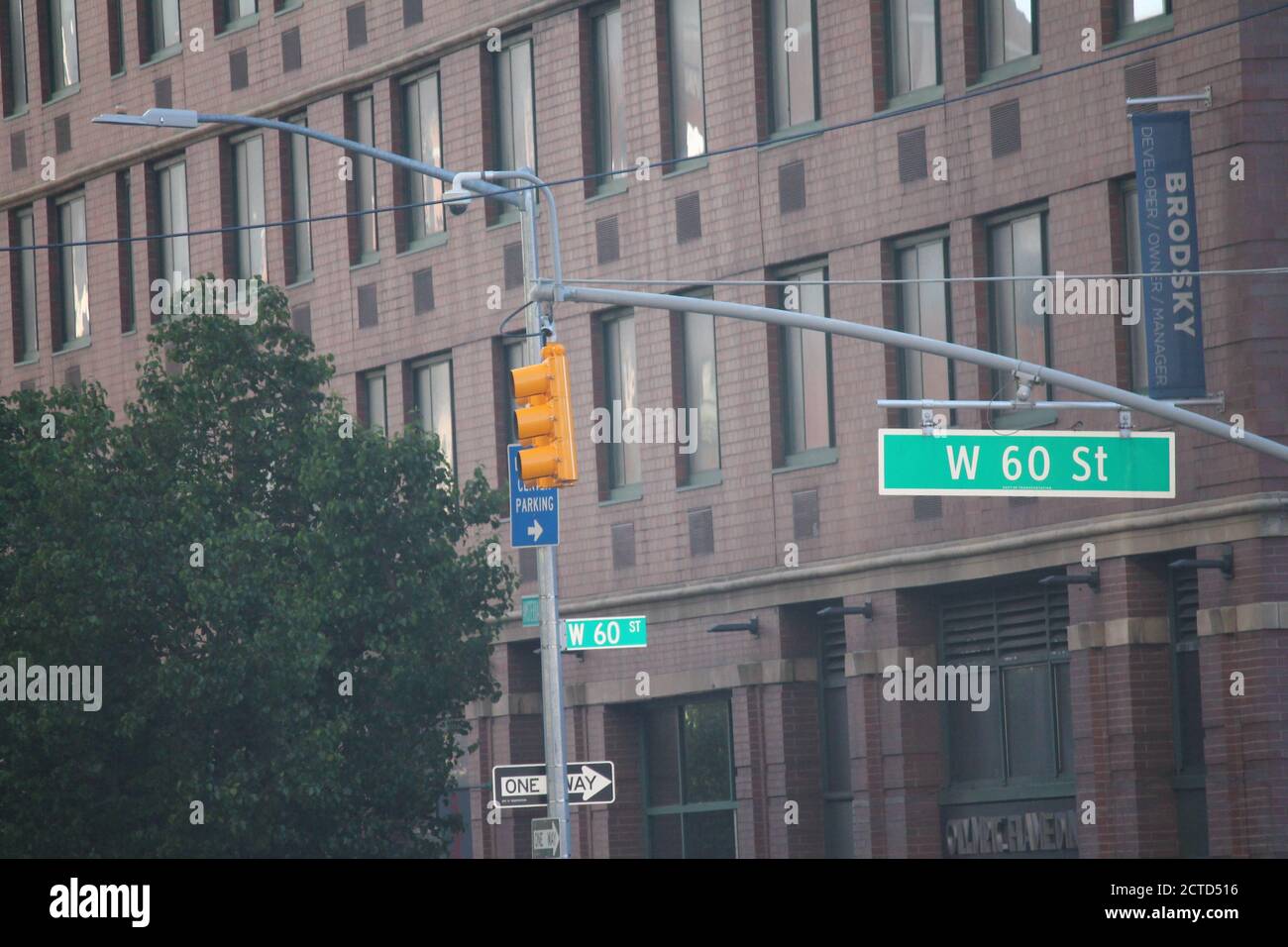 West 60th Street señal de tráfico verde en Nueva York Foto de stock