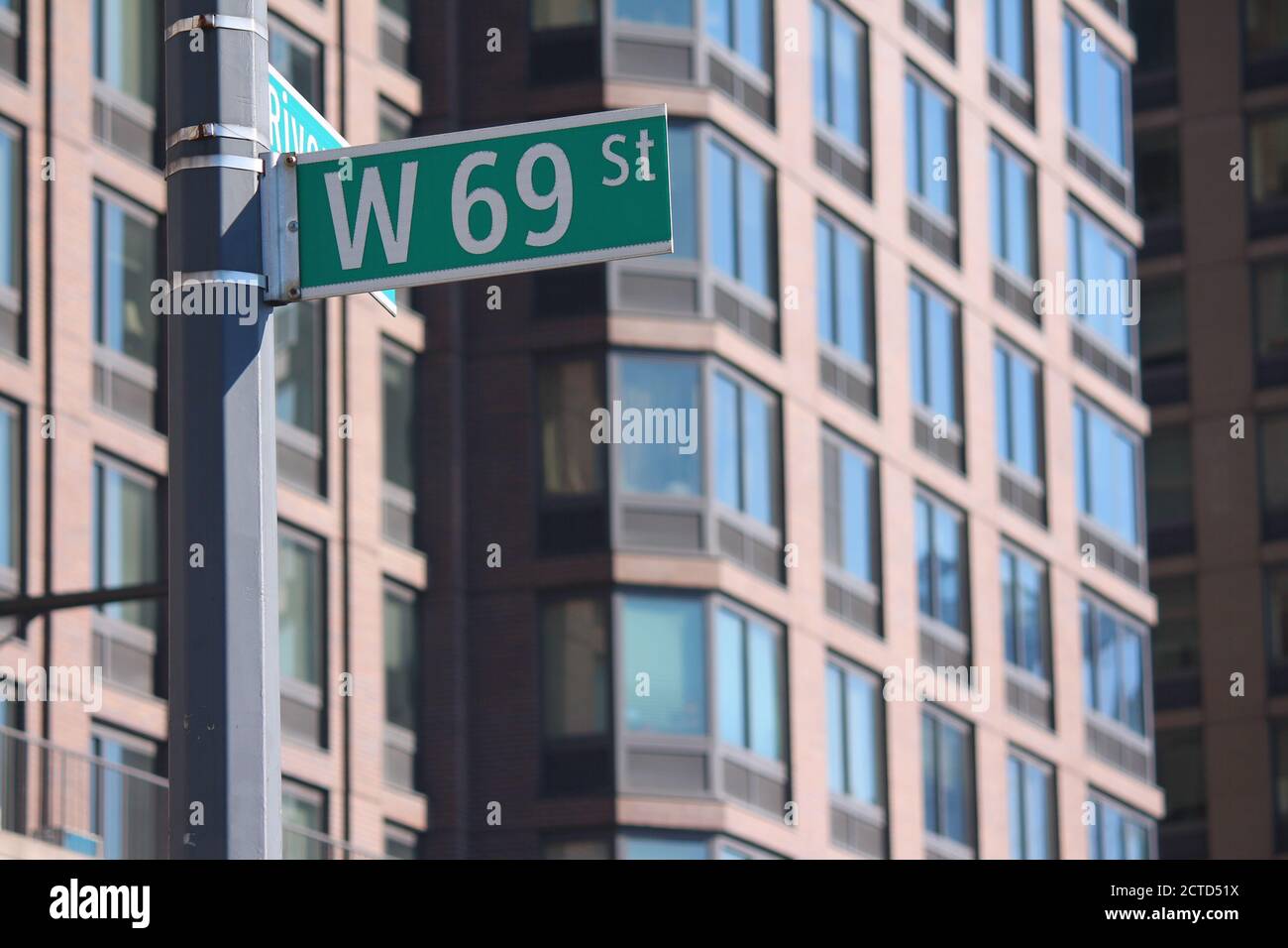 West 69th Street señal de tráfico verde en Nueva York Foto de stock