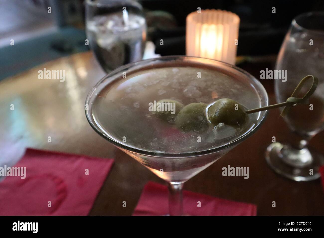 Primer plano de un cóctel de martini sucio Foto de stock