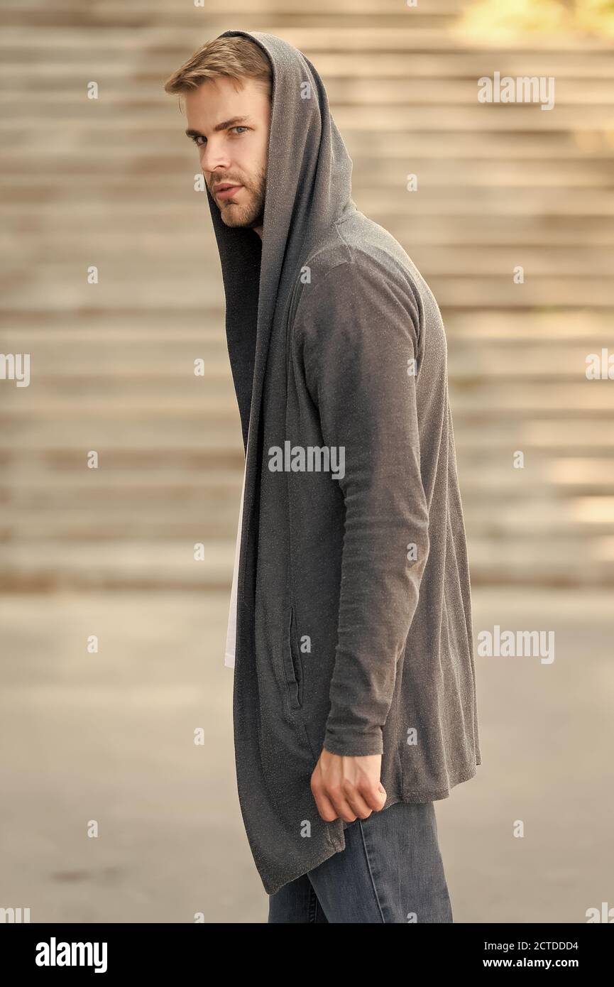 hooligan llevar sudadera con capucha. como ladrón en el cárdigan con  capucha. Estilo informal. Concepto de peligro y confianza. Moda urbana.  ciudad vida moderna. Hombre en hoody. Hombre en Hood al aire