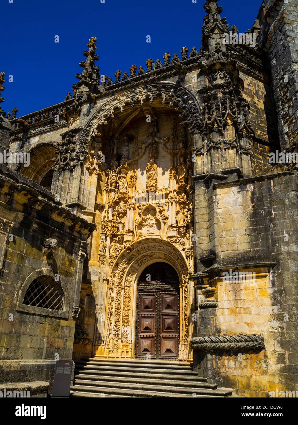 La entrada de la iglesia del convento en estilo manuelino, Convento de Cristo, Patrimonio de la UNESCO, Tomar, Santarem, Portugal, Europa Foto de stock