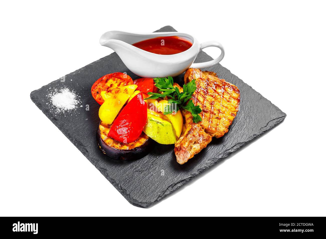 Un delicioso plato de carne sobre fondo blanco (aislado) Foto de stock