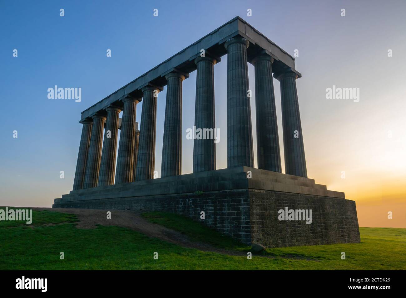 El Monumento Nacional de Escocia en Calton Hill en Edimburgo Al amanecer Foto de stock