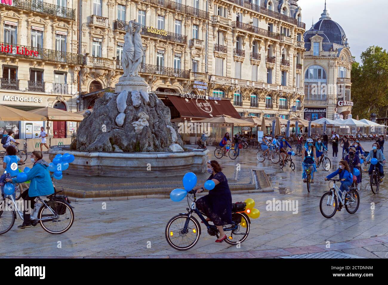 Fancy Women Bike Ride 2020, Place de la Comedie en Montpellier Francia Foto de stock