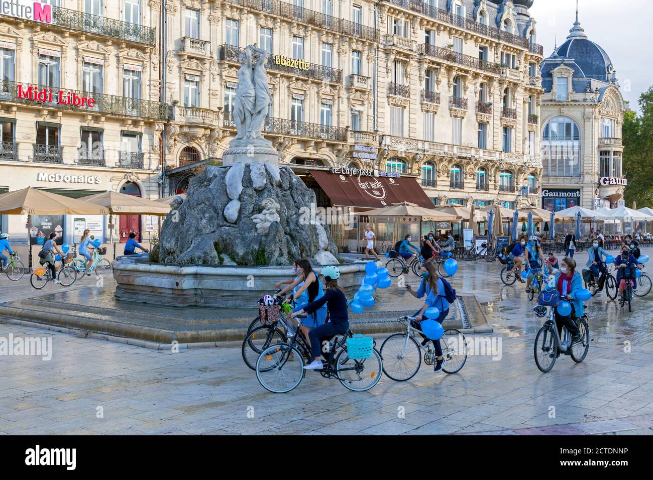Fancy Women Bike Ride 2020, Place de la Comedie en Montpellier Francia Foto de stock