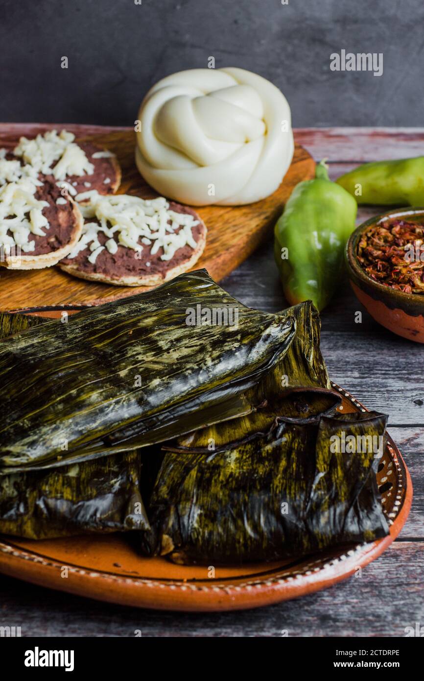 Tamales oaxaquenos mexicanos en hojas de plátano tradicionales de Oaxaca México sobre fondo de