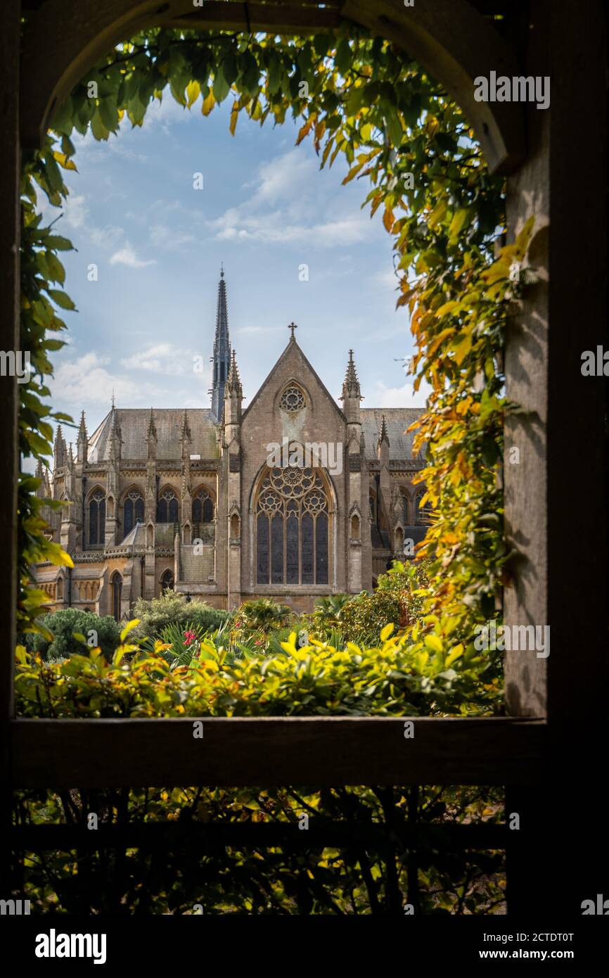 Arundel Catedral de nuestra Señora y San Felipe Howard en West Sussex, Inglaterra. Verano 2020 flores floreciendo. Foto de stock