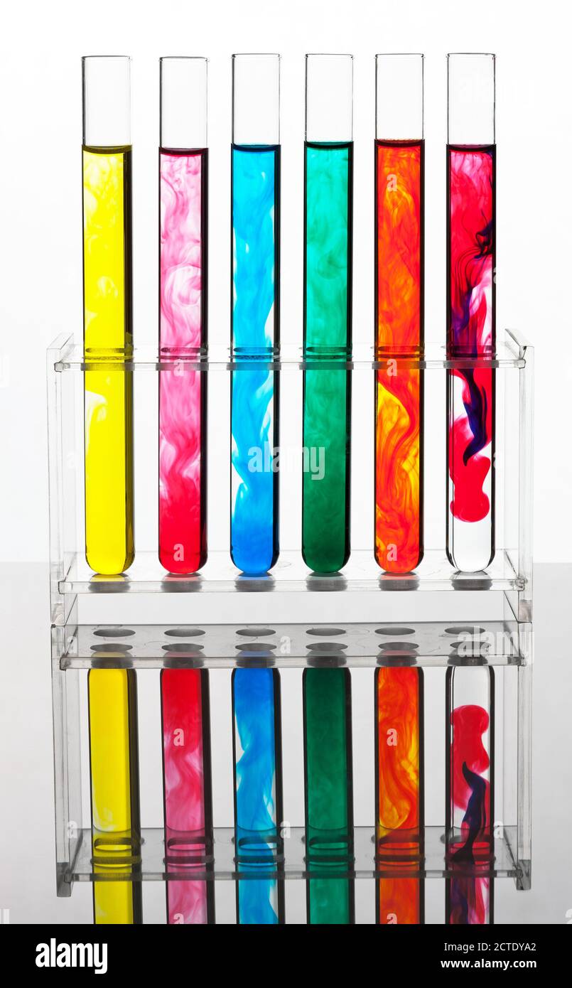 tubos de ensayo con fluidos culorosos Foto de stock
