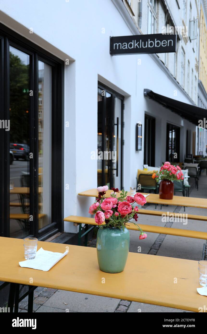 Mesas al aire libre en Madklubben Cafe en Copenhague Foto de stock