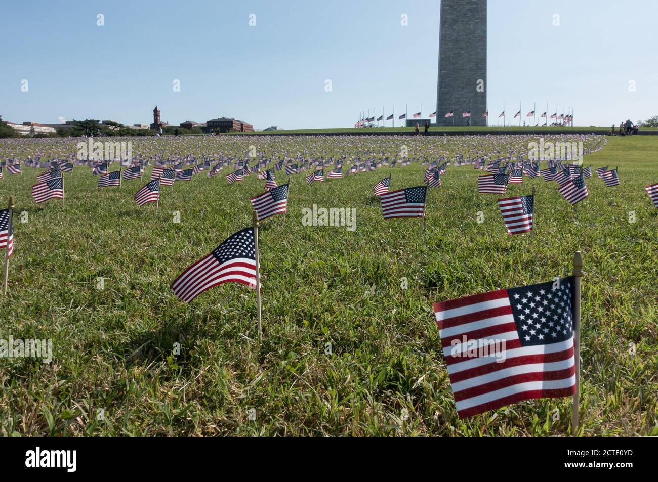 22 de septiembre de 2020: Algunas de las 20,000 banderas estadounidenses colocadas en los terrenos del Monumento a Washington, representando las 200,000 muertes debidas a Covid-19, un umbral que acaba de pasar. Las banderas fueron colocadas por el proyecto Conmemorativo del COVID, un grupo local de Washington, DC. Foto de stock