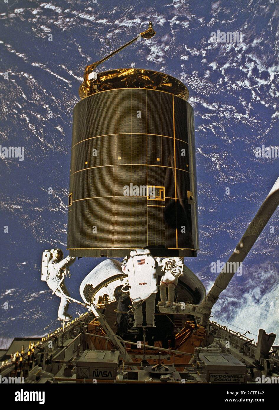 STS-49, el primer vuelo del orbitador del Transbordador Espacial Endeavour, despega desde la plataforma de lanzamiento 39B el 7 de mayo, 1992 a las 6:40 PM CDT. La misión STS-49 fue el primer vuelo orbital estadounidense de característica 4 actividades extravehiculares (Eva), y el primer vuelo de involucrar a 3 miembros de la tripulación que trabajan simultáneamente fuera de la nave espacial. El objetivo principal fue la captura y redistribución de la INTELSAT VI (F-3), un satélite de comunicaciones para la Organización Internacional de Telecomunicaciones por Satélite, que había encallado en una órbita inutilizable desde su lanzamiento a bordo del cohete Titan en marzo de 1990. En este s Foto de stock