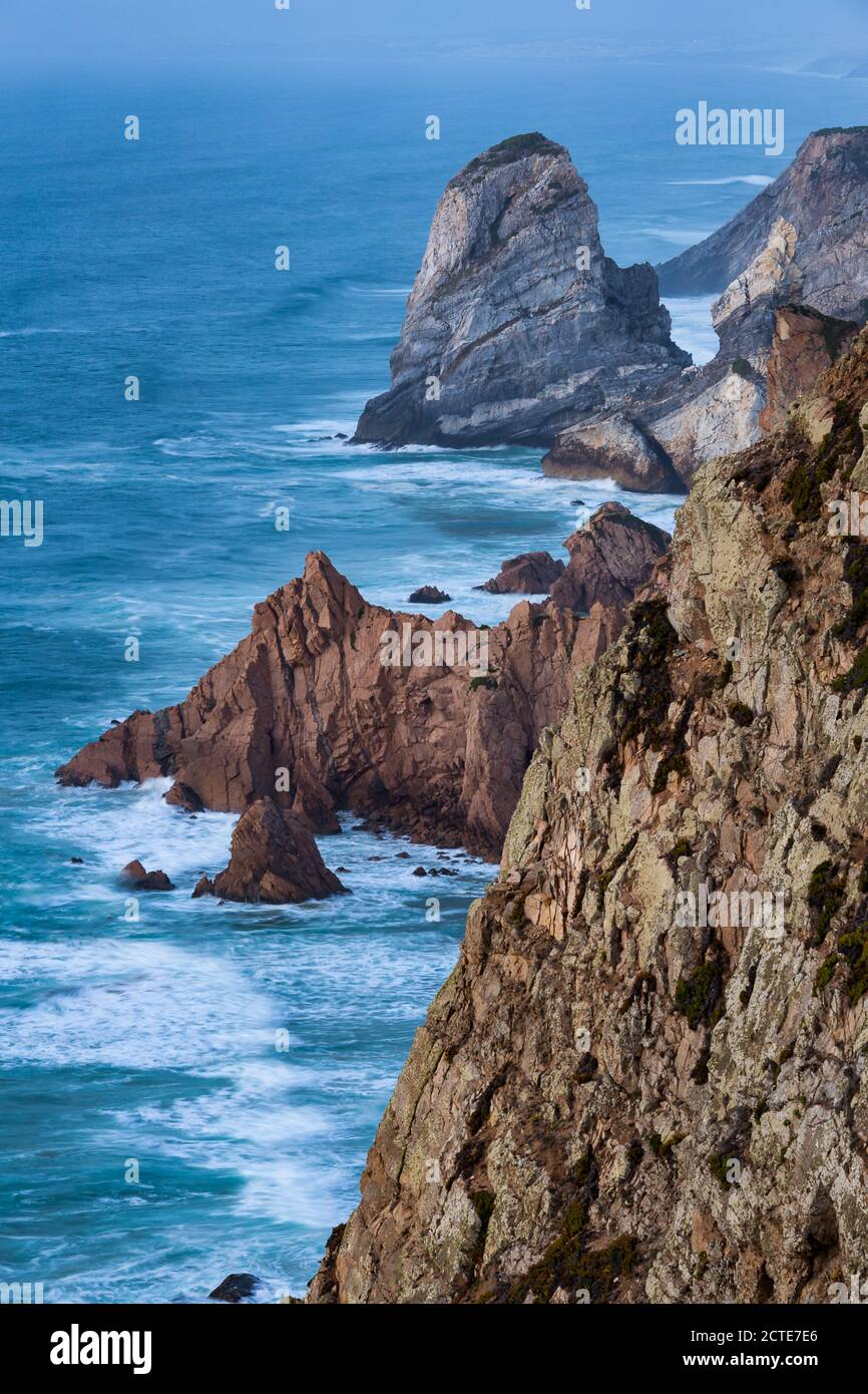 Formación de rocas y acantilados en Cabo da Roca cabo, Cascais, Portugal Foto de stock