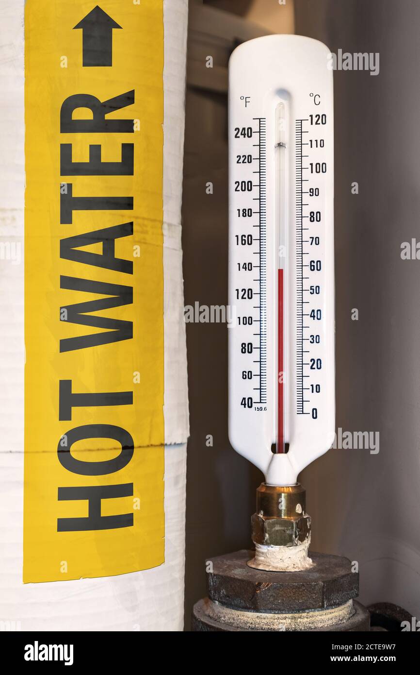 Termómetro mide la temperatura del agua Fotografía de stock - Alamy