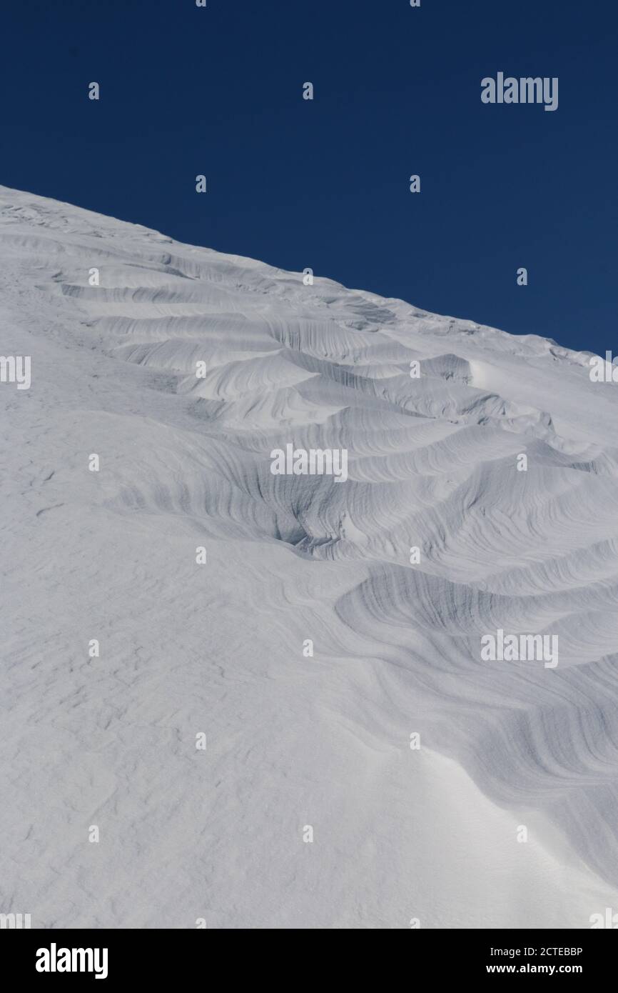 Patrones naturales y crestas en nieve barrida por el viento Foto de stock