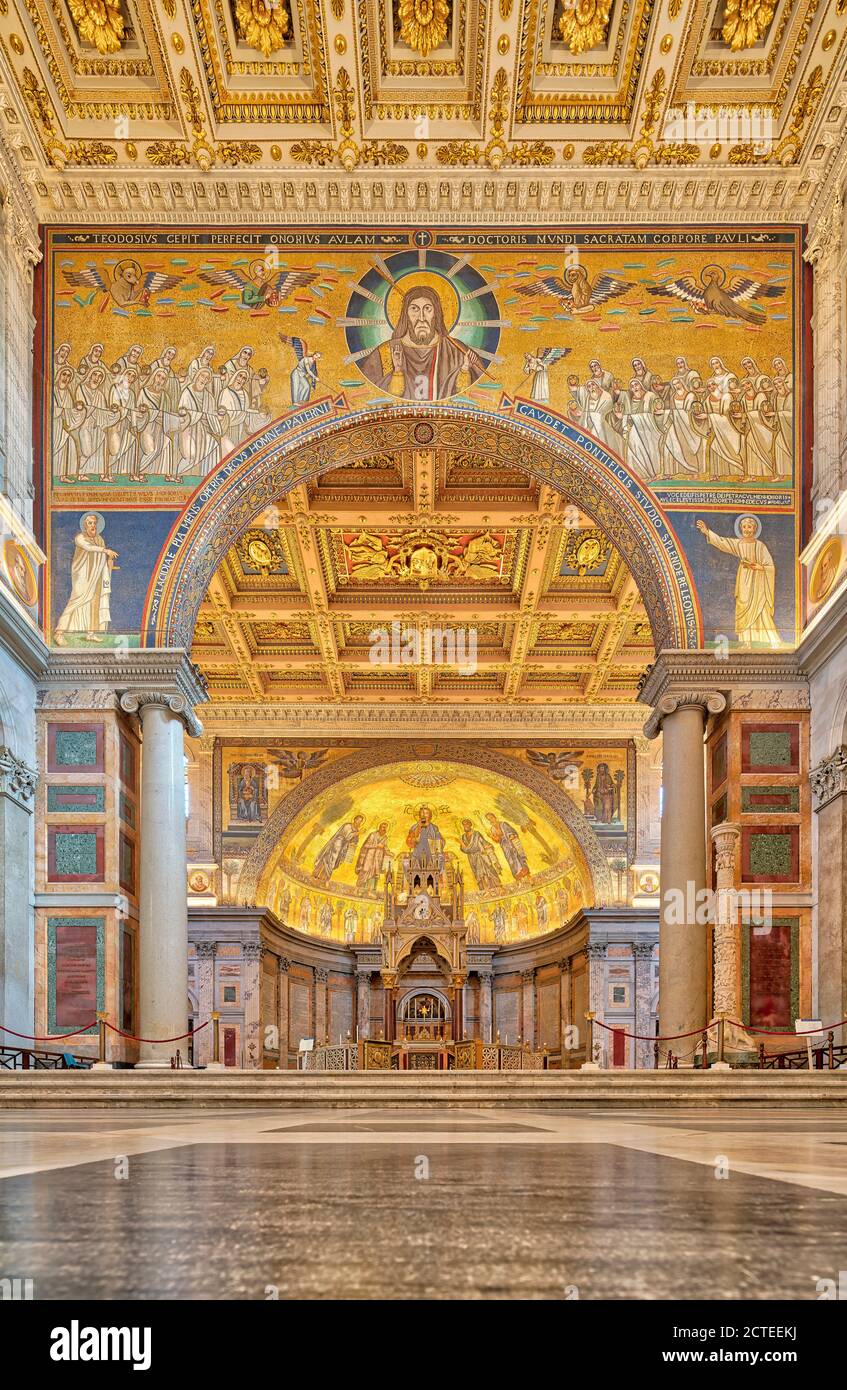 Basílica de San Pablo fuera de las paredes, San Paolo fuori le Mura, San Pablo fuera de las paredes, interior. Una de las cuatro basílicas papales en Roma, Italia. Foto de stock