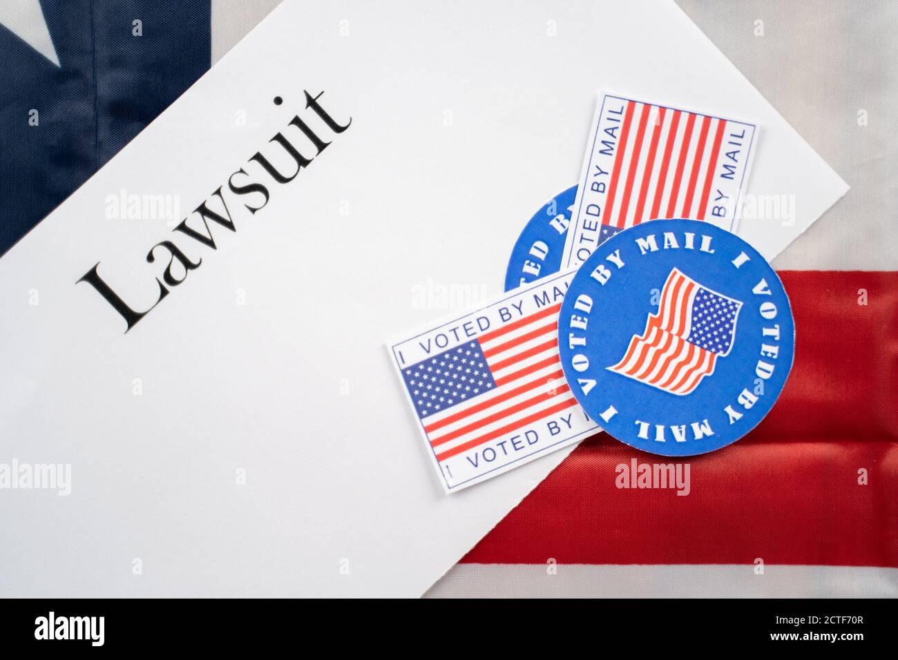 He votado por correo pegatinas en el papel de la demanda con la bandera de EE.UU. Como fondo - concepto de demandas en la elección de EE.UU. Foto de stock
