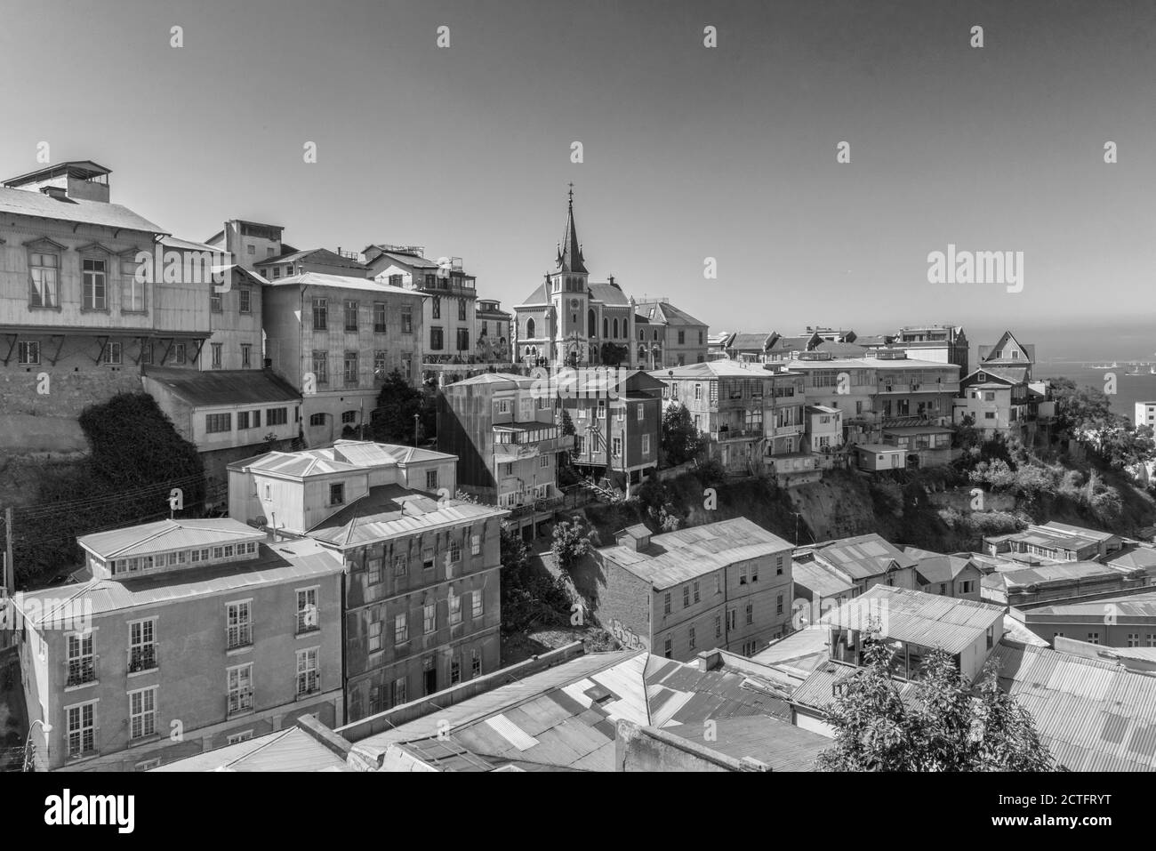 Vista del casco antiguo de Valparaíso con Iglesia Luterana, Valparaíso, Chile Foto de stock