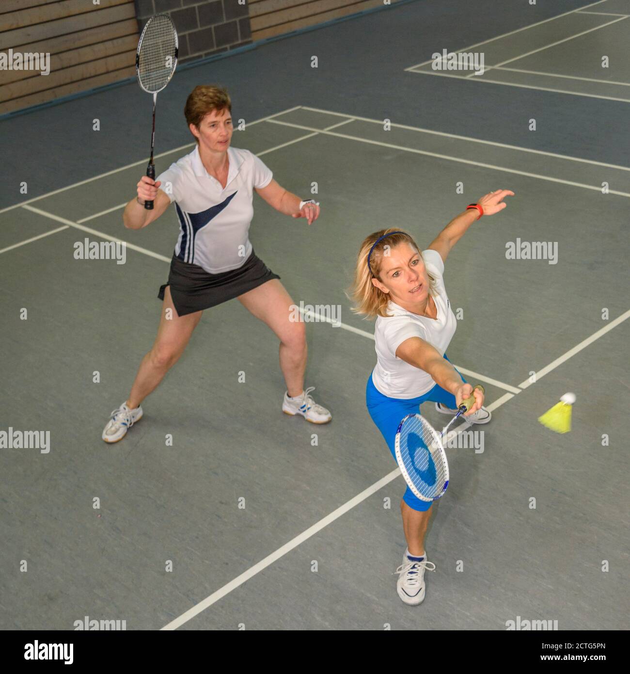 Action und Einsatz beim Badminton Foto de stock