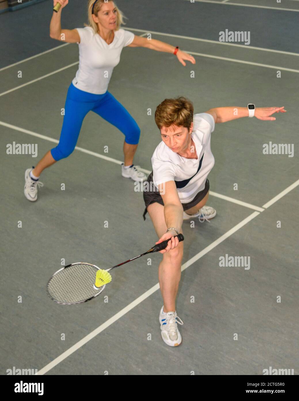 Action und Einsatz beim Badminton Foto de stock