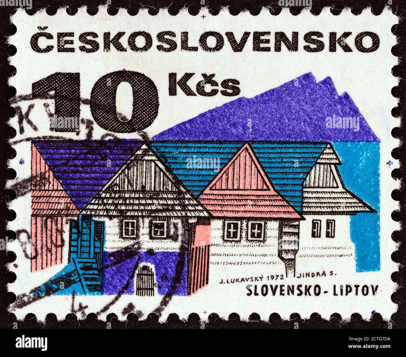 CHECOSLOVAQUIA - ALREDEDOR de 1972: Un sello impreso en Checoslovaquia de la edición 'edificios regionales' muestra Casas de madera, Liptov. Foto de stock