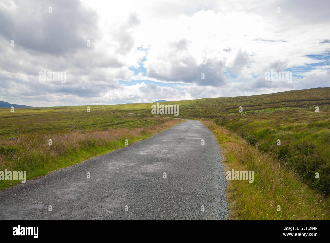 Antigua carretera militar que conduce a través del Parque Nacional de las Montañas Wicklow En Irlanda Foto de stock