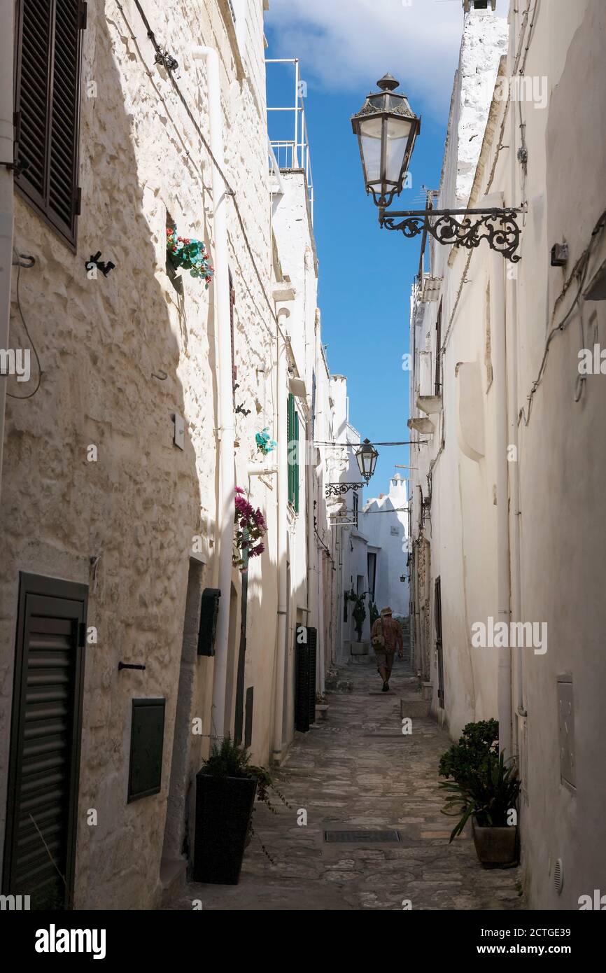 Una figura solitaria en Vico Clemente Brancosi, un bonito carril en el
