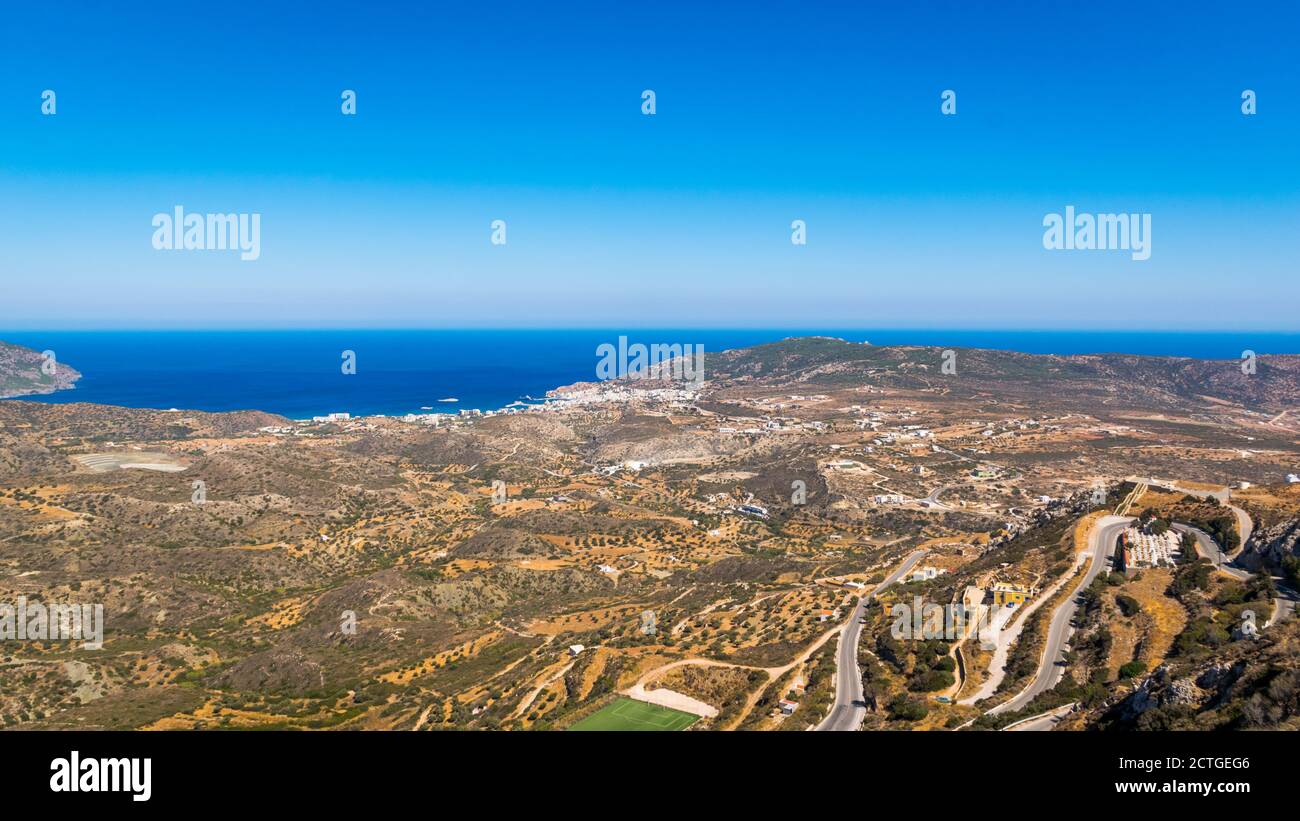 Vista panorámica del sur de Karpathos y Pigadia en la distancia de la aldea de Menetes, isla de Karpathos, Grecia Foto de stock