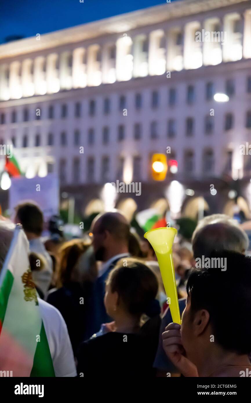Sofía, Bulgaria-22 Septiembre 2020:manifestantes ondeando la bandera búlgara durante el 76-o día de protestas contra el gobierno contra políticos corruptos Foto de stock