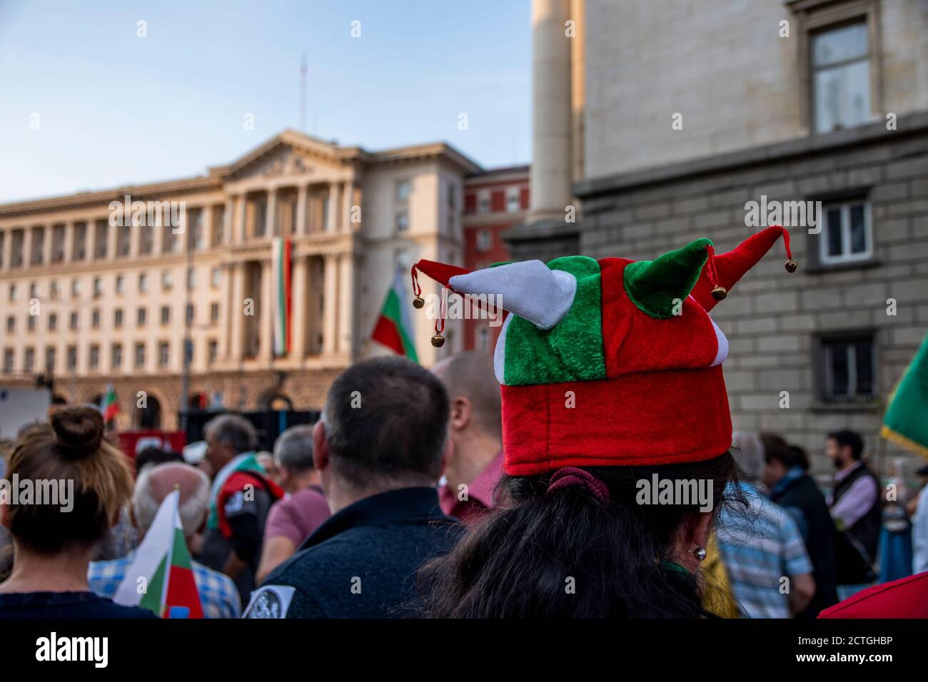 Sofía, Bulgaria - 22 de septiembre de 2020: Manifestantes ondeando la bandera búlgara durante el 76° día de protestas contra el gobierno contra la política corrupta Foto de stock
