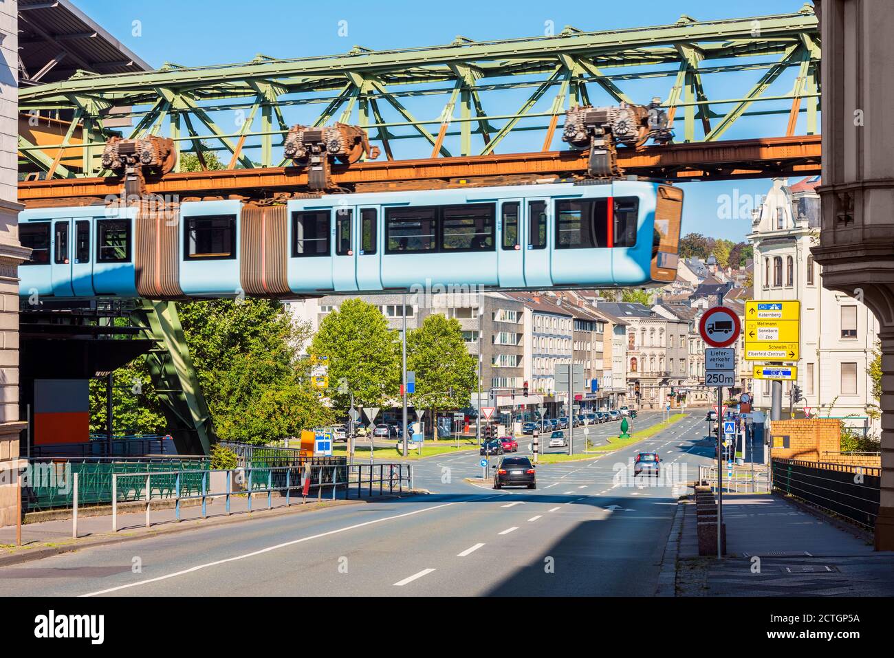 Schwebebahn tren cruzando una calle en Wuppertal Alemania Foto de stock