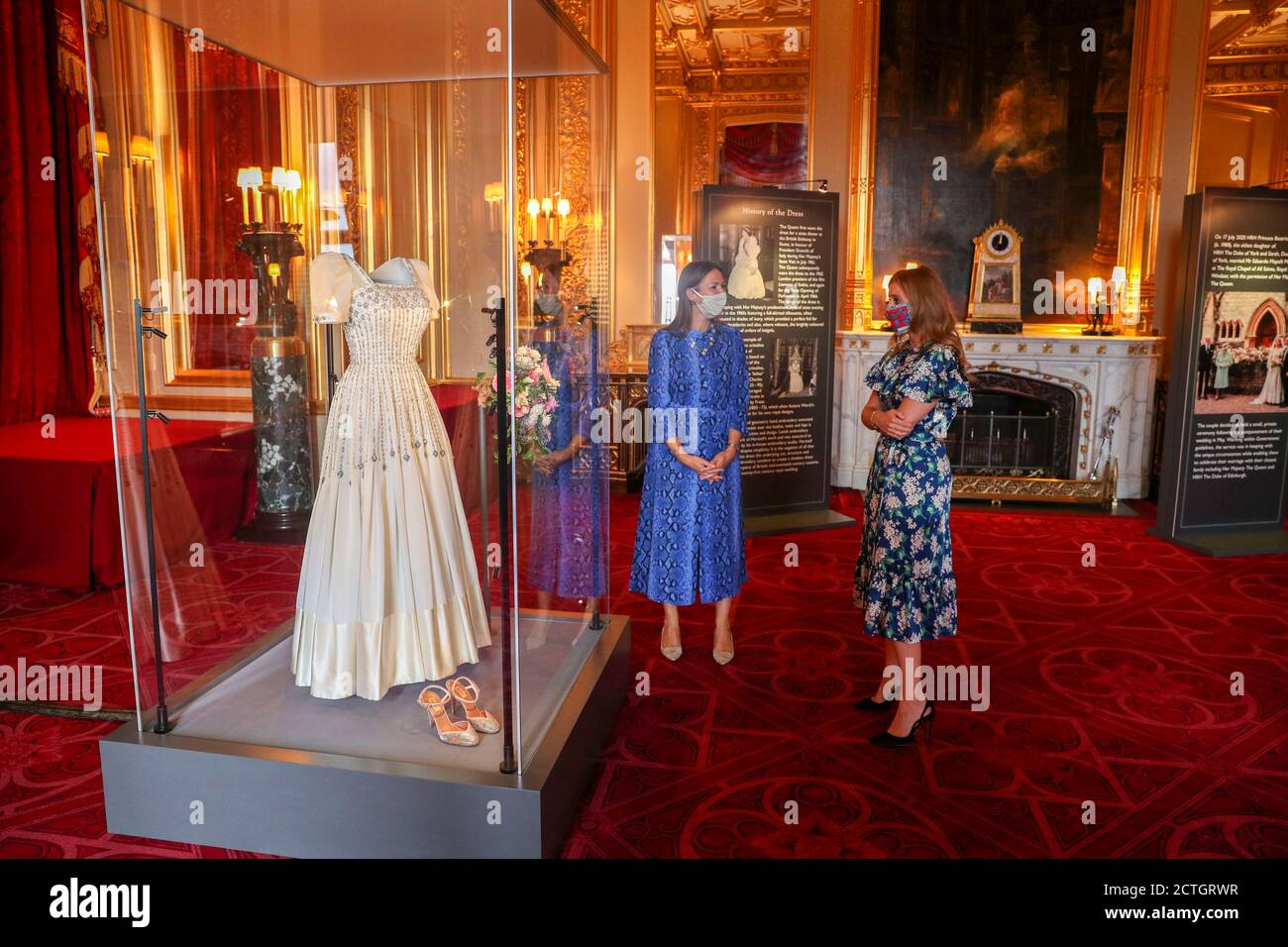 La princesa Beatrice, junto con su vestido de boda, habla con la curadora  de Royal Collection Trust Caroline de Guitut , antes de que se muestre en  público en el Castillo de
