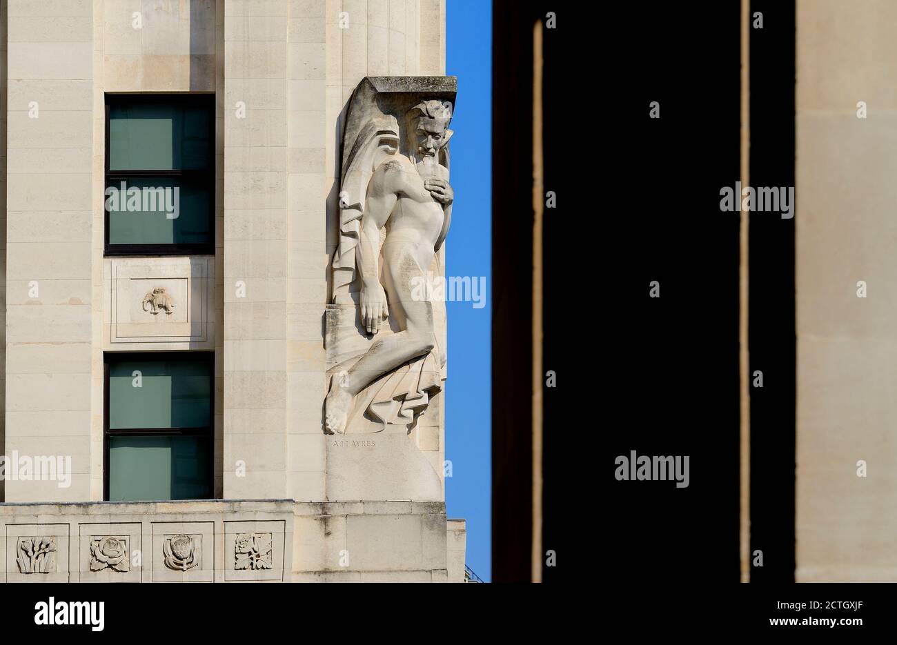 Londres, Inglaterra, Reino Unido. Nuevo edificio Adelphi, Adam Street / Victoria Embankment. Art Deco (1938) piedra de Portland. Estatua alegórica 'contemplación' (por UN Foto de stock