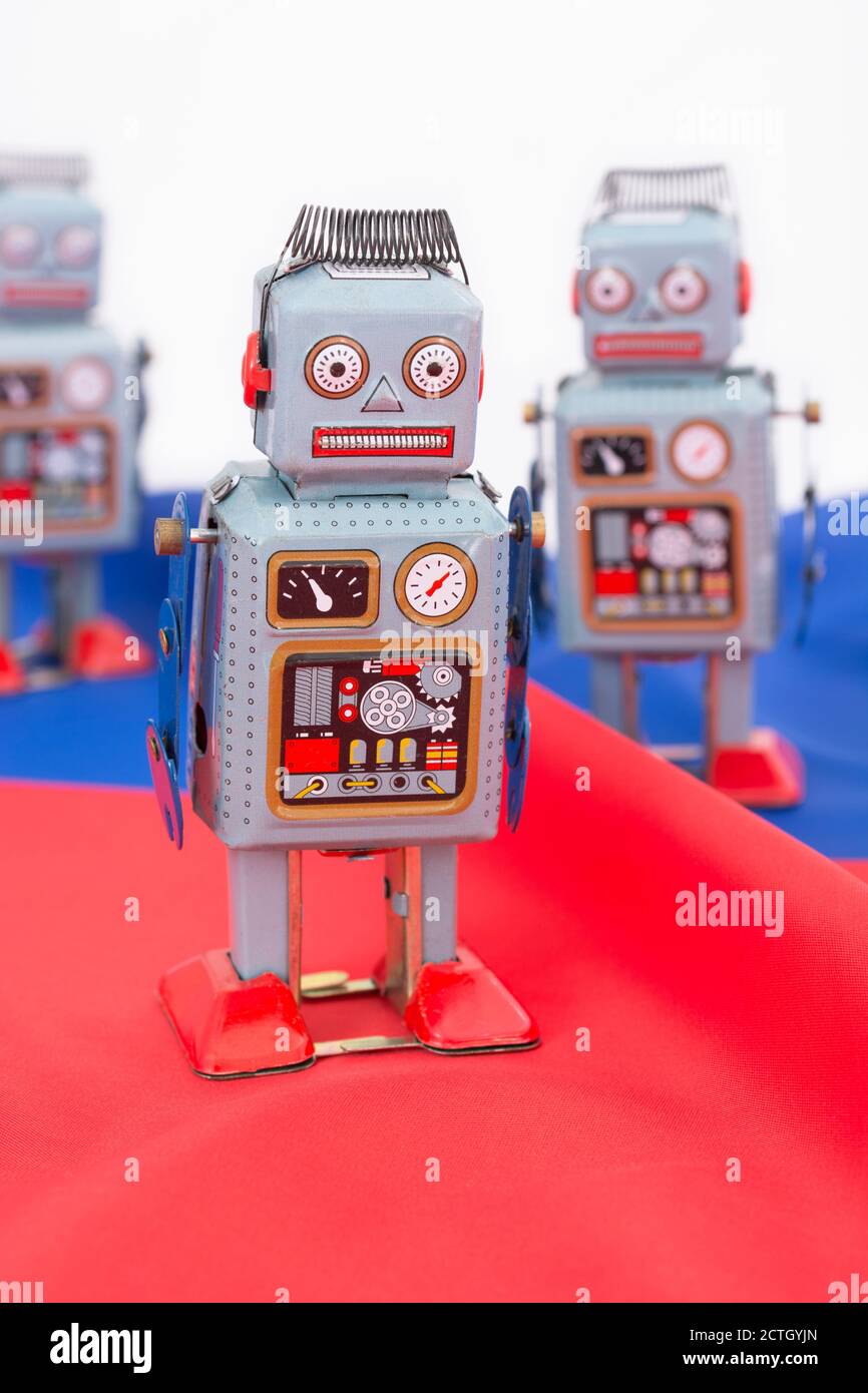 Enrolle un robot de juguete de reloj con bandera rusa. Para los Bots rusos  en WWW, los bots rusos que influyen en las elecciones estadounidenses, las  granjas de troll rusas, la amenaza