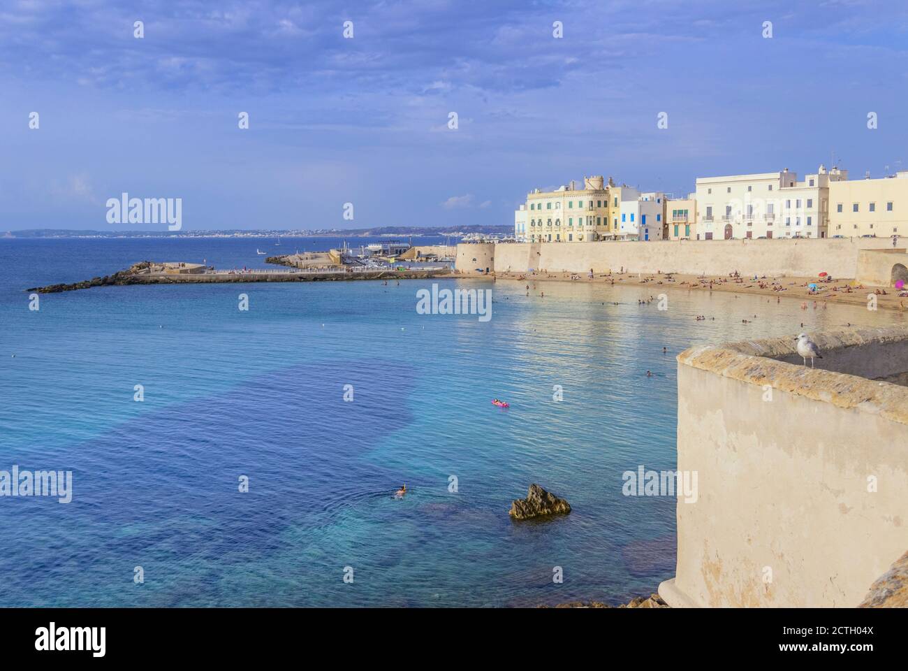 Playa Puritate en Salento, Apulia (ITALIA). Es la playa del centro histórico de Gallipoli. Foto de stock