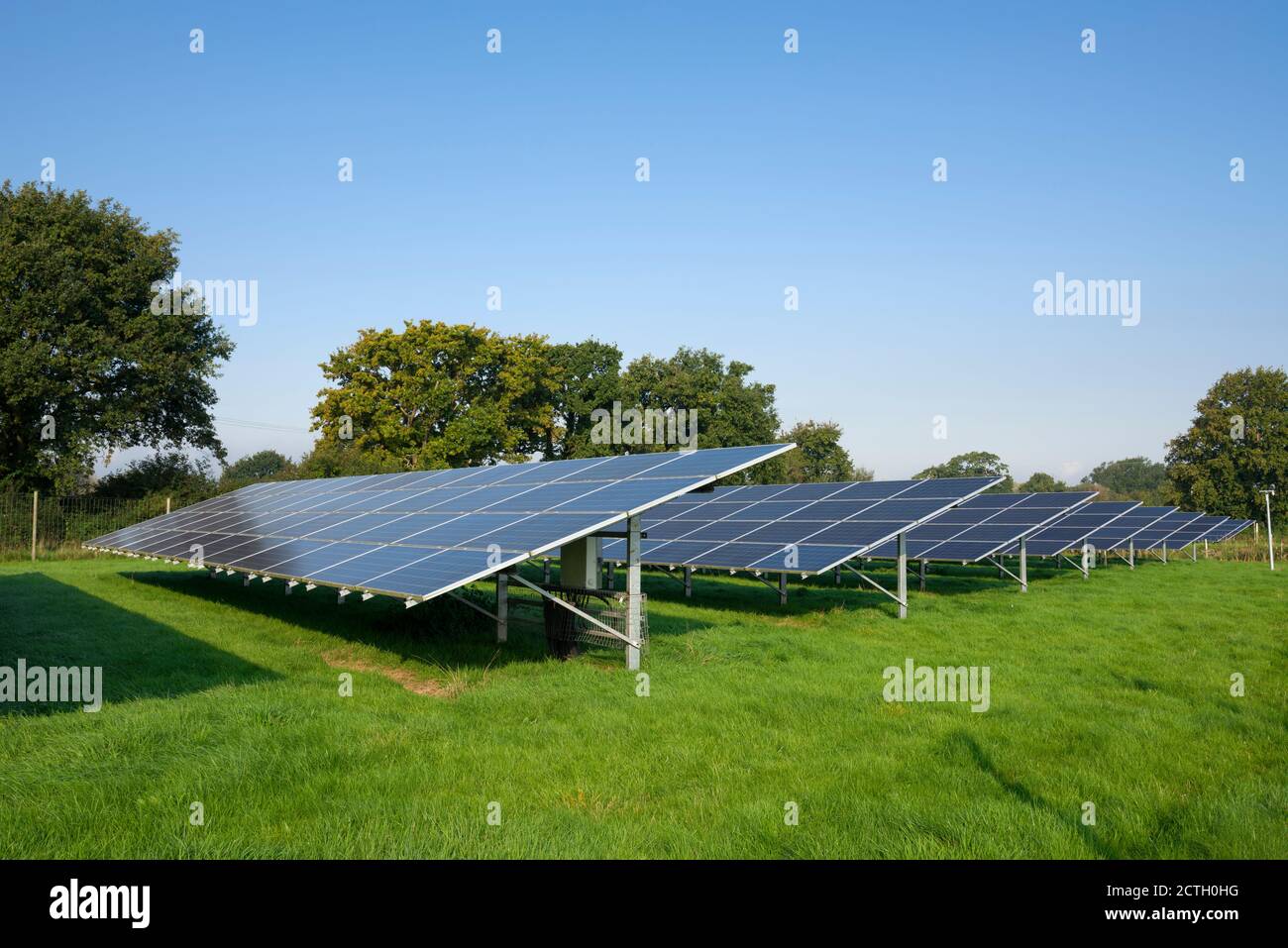 Paneles solares en un campo que genera electricidad cerca de Churchill, North Somerset, Inglaterra. Foto de stock