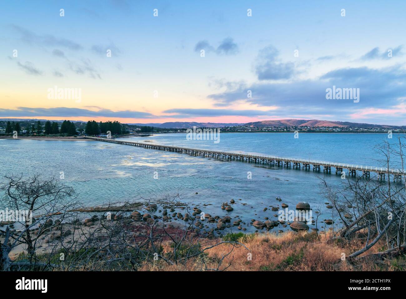 Victor Harbor Causeway al atardecer, Isla de granito, Australia Meridional Foto de stock