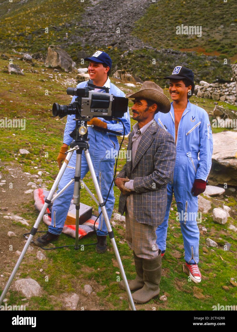 CASA DE GOBIERNO, ESTADO DE MÉRIDA, VENEZUELA, septiembre de 1988 -  periodistas de televisión agricultores y venévision con cámara de video en  trípode en la cordillera de los Andes Fotografía de stock - Alamy