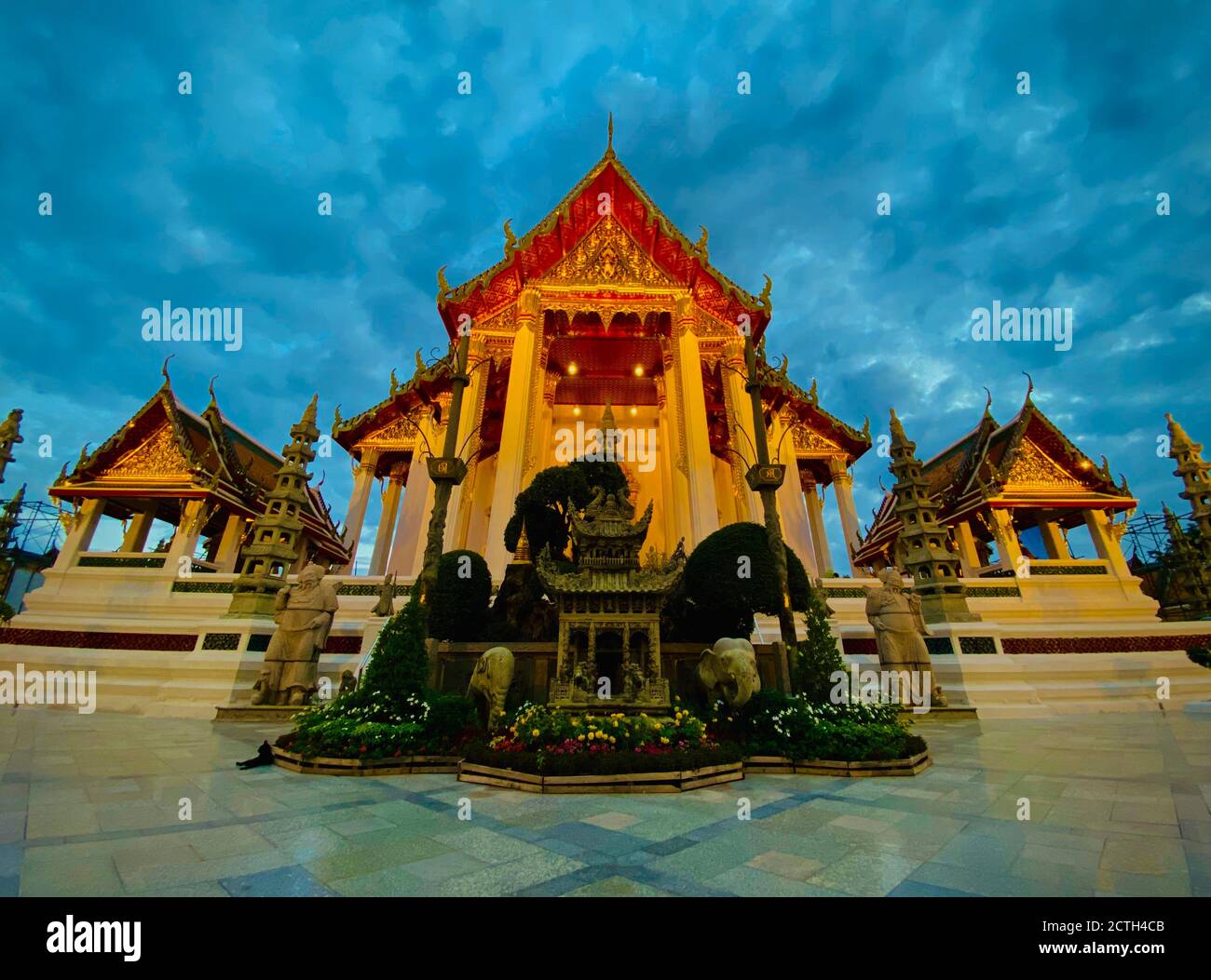 Templo Bangkok Wat Suthat Thepwararam Foto de stock
