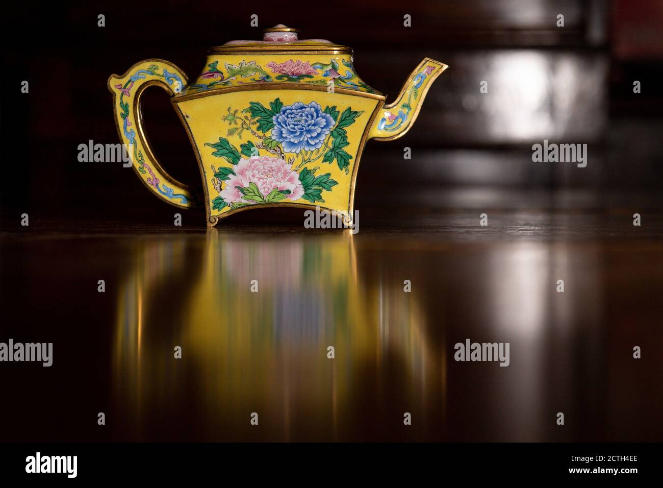 Un raro "teapot" chino imperial que podría obtener hasta medio millón
