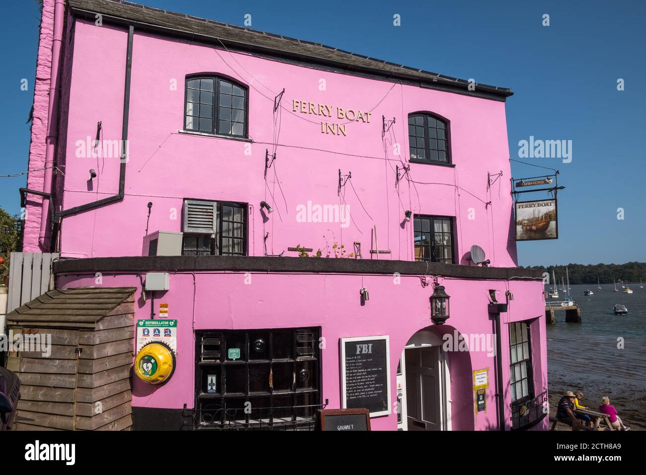 El Ferry Boat Inn pub con vistas al estuario del río Dart en Dittisham en el sur de Hams, Devon, Reino Unido pintado de rosa brillante Foto de stock
