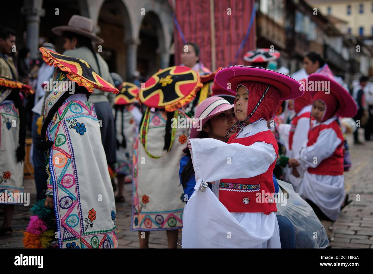 Niños con trajes rojos y blancos practicando el baile para el festival  solar Inti Raymi'rata durante el solsticio de invierno, Cusco, Perú  Fotografía de stock - Alamy