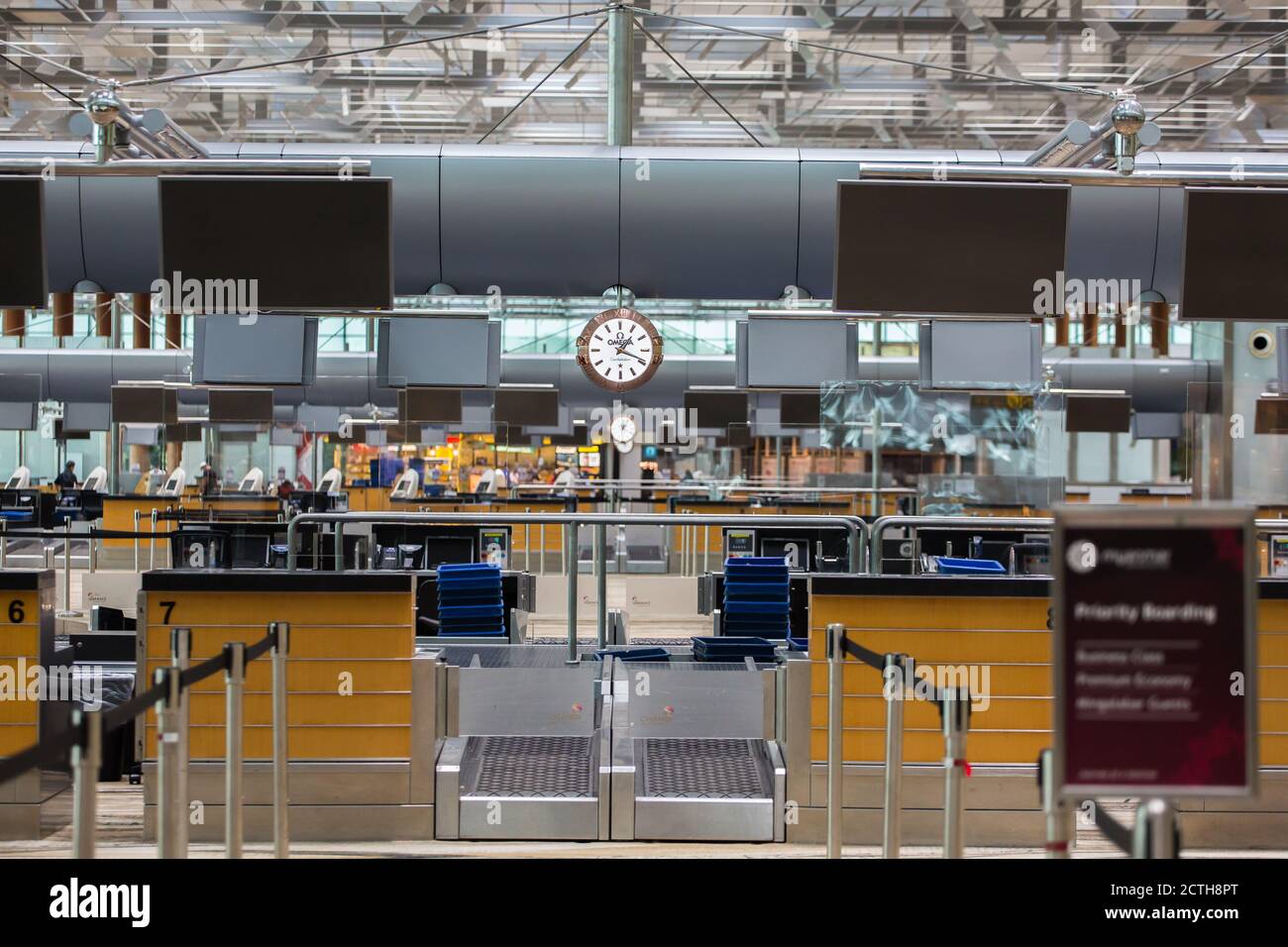 Los mostradores vacíos en la terminal de salida a medida que la pandemia continúa causando estragos en la industria de la aviación. Aeropuerto Changi, Singapur. Foto de stock