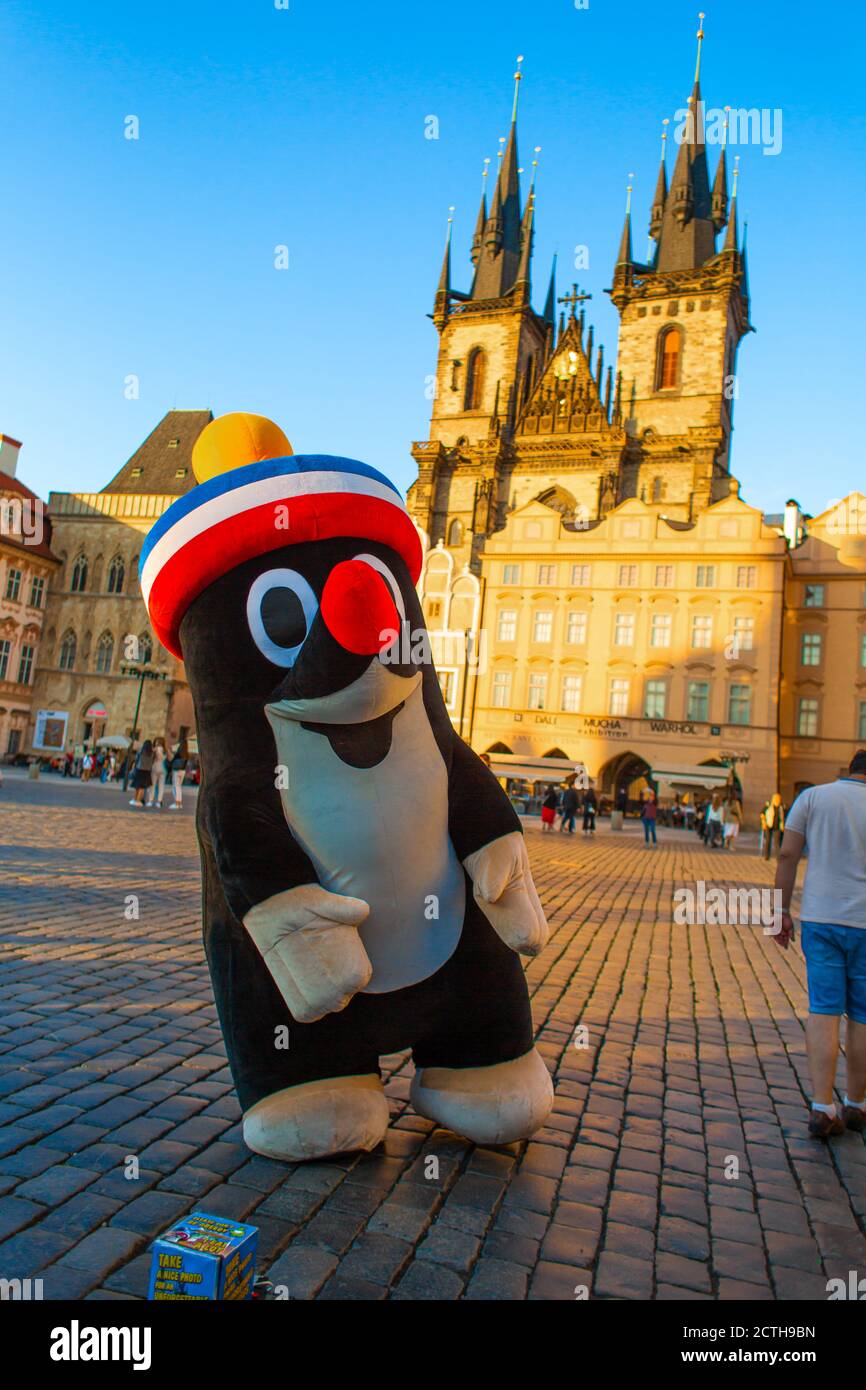 El héroe de la caricatura Checa el topo Krtek en la plaza del casco antiguo de Praga. Entretenimiento para turistas. Símbolo de la República Checa. Foto de stock