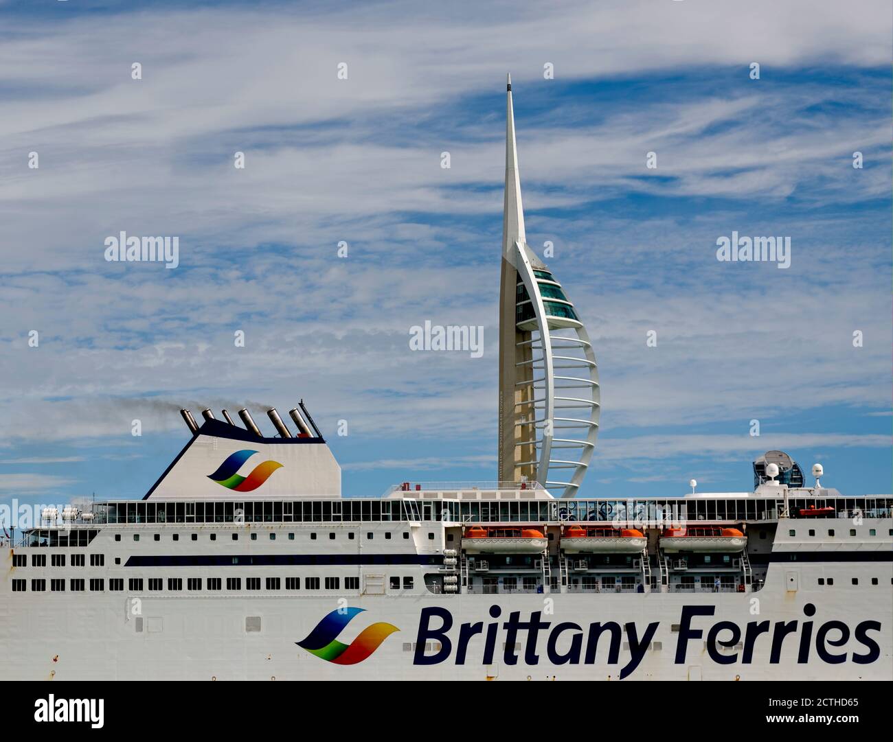 Brittany Ferries coche y el buque de carga que sale del Reino Unido para Francia Foto de stock