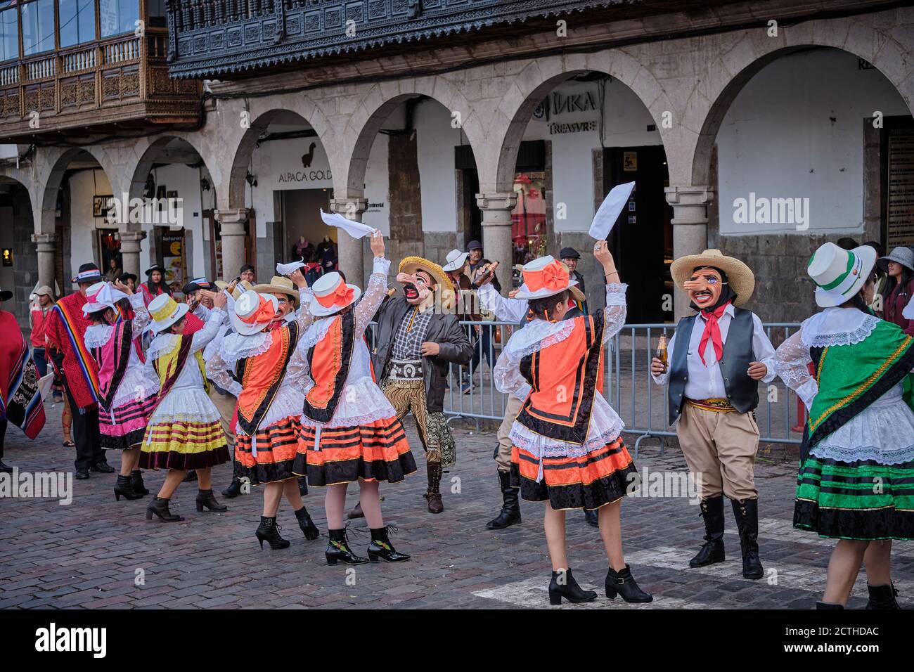 Hombres y mujeres con disfraces y máscaras bailando en una procesión  durante el festival solar Inti Raymi'rata durante el solsticio de invierno,  Cusco, Perú Fotografía de stock - Alamy