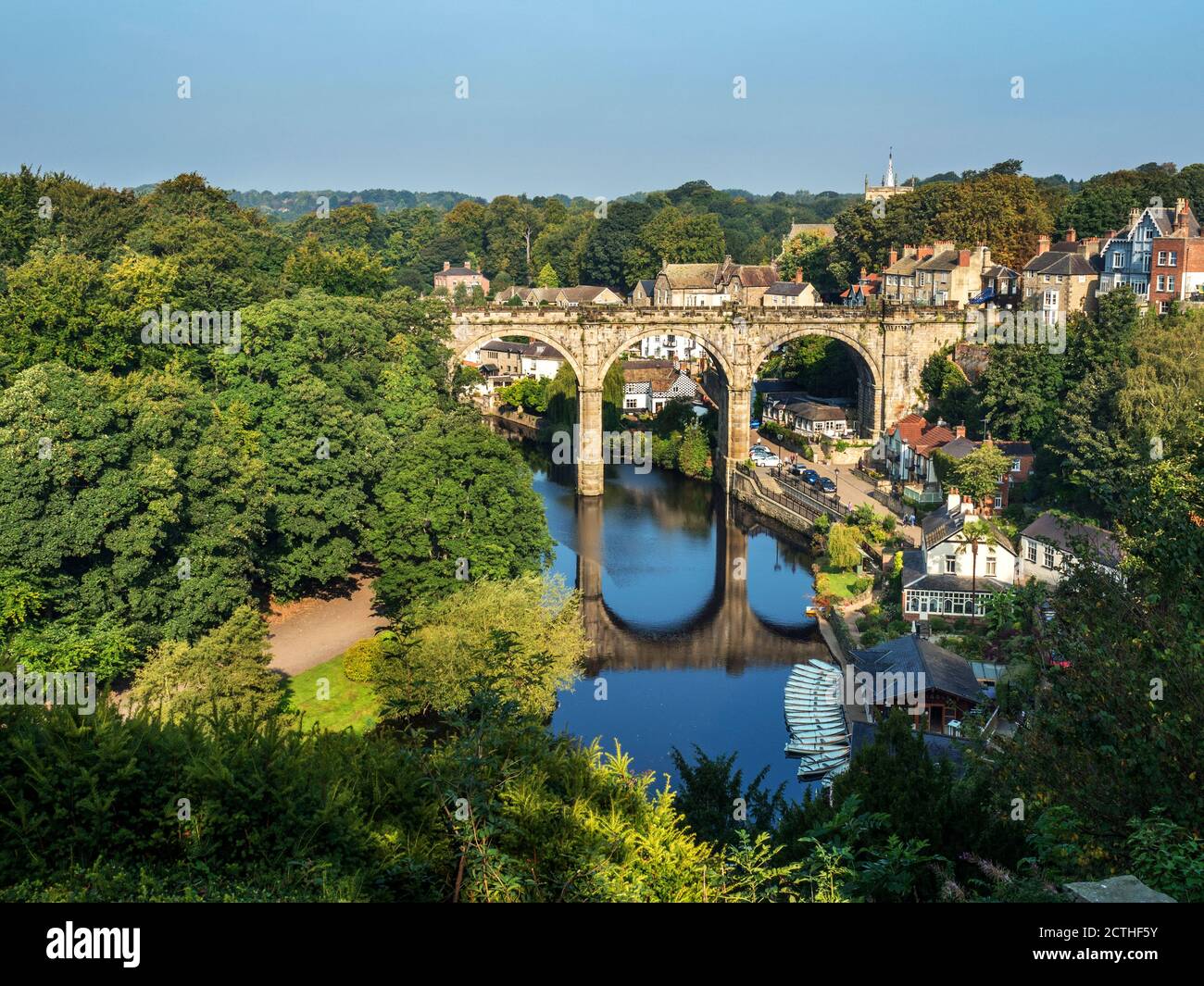 Viaducto ferroviario sobre el río Nidd un edificio en la lista Knaresborough North Yorkshire Inglaterra Foto de stock