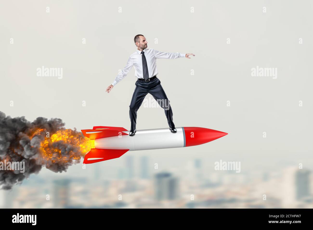 hombre montando un gran misil sobre la ciudad. concepto de motivación y éxito. Foto de stock