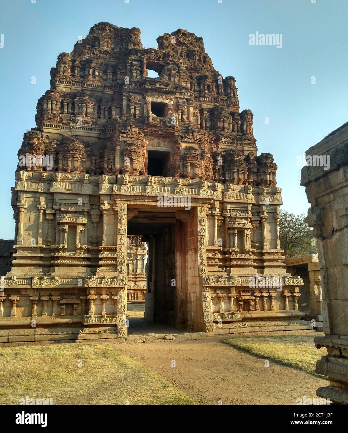 Templo de Achyutaraya Ruinas Puerta, Hampi, Karnataka, India. Sitio arqueológico antiguo y sagrado en Hampi, India Foto de stock