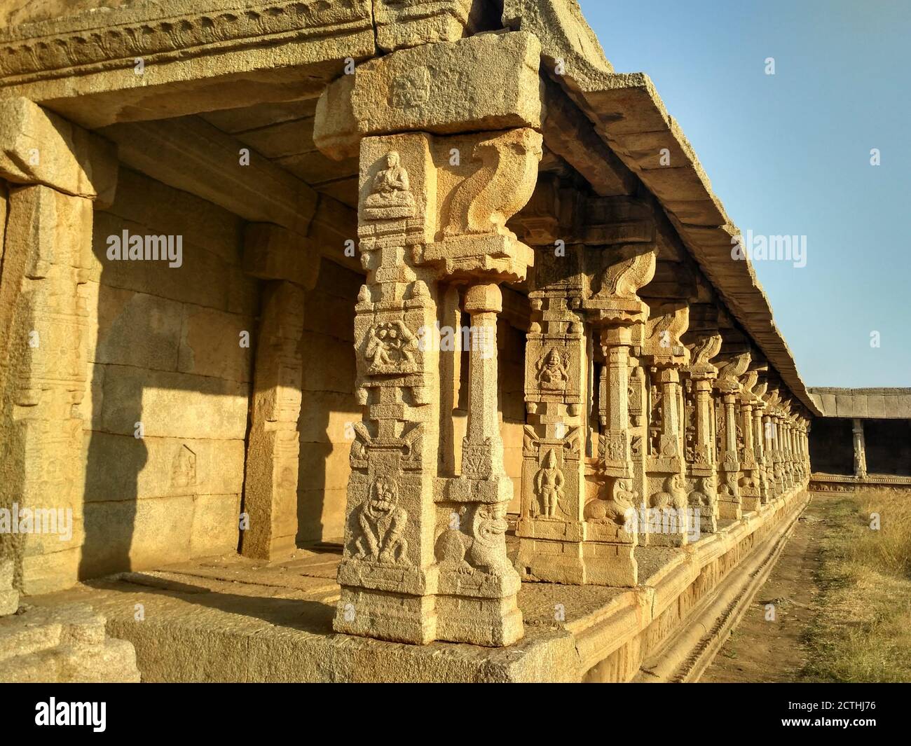 Columnas de las Ruinas del Templo de Achyuta Raya, Hampi, Karnataka, India. Sitio arqueológico antiguo y sagrado en Hampi, India Foto de stock